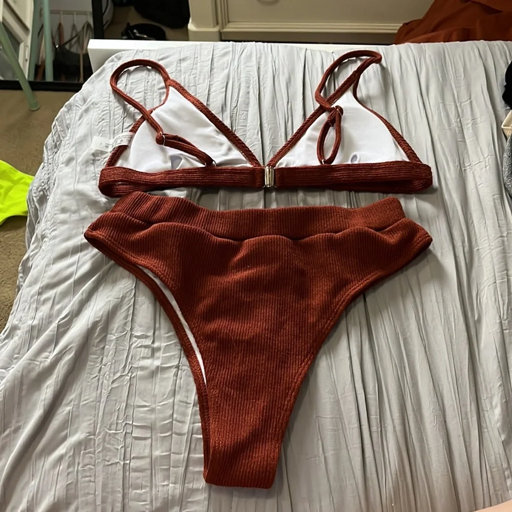 Bikini - Picture 2 of 4